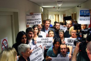 Europaabgeordnete der Grünen- und der GUE_NGL-Fraktion protestieren gegen das alte TTIP-Lesezimmer-System. Foto © greens_EFA_Flickr