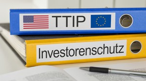 Aktenordner mit der Beschriftung TTIP und Investorenschutz