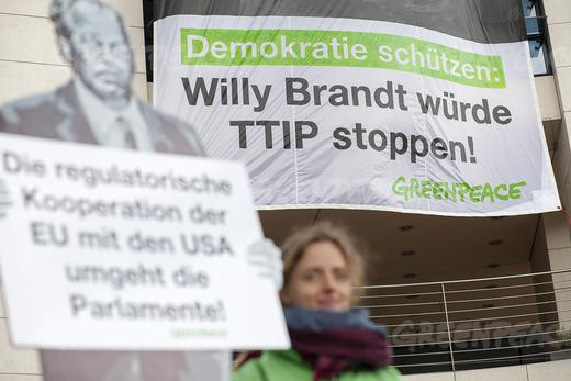 Willy Brandt würde TTIP stoppen, Eine Aktion von Greenpeace vor dem Willy Brandt Haus - Foto © Greenpeace