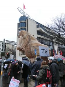 Trojanisches Pferd der TTIP-Gegendemonstranten vor Willy-Brandt-Haus Berlin - Foto © Gerhard Hofmann, Agentur Zukunft
