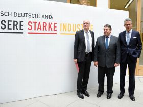 Bundesminister Sigmar Gabriel (2.v.l.) mit dem Vorsitzenden der IG Metall, Detlef Wetzel (1.v.l.), und dem Präsidenten des Bundesverbandes der Deutschen Industrie (BDI), Ulrich Grillo (1.v.r.), bei der Vorstellung des Bündnisses 