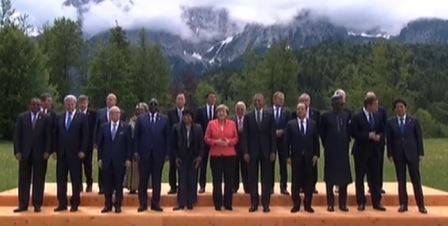 G8-Elmau - Familienfoto mit Gästen - Screenshot © tagesschau.de