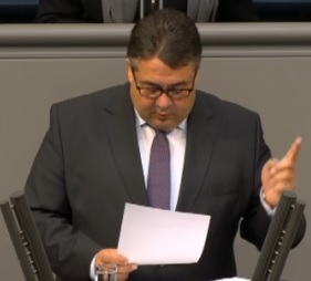 Sigmar Gabriel im Bundestag - Screenshot © bundestagsfernsehen Sigmar Gabriel in Bundestagsdebatte zu TTIP 20140925 - Screenshot © Bundestagsfernsehen