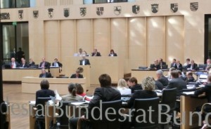 Bundesratsplenum mit Schrift auf Glas - Foto © Gerhard Hofmann, Agentur Zukunft