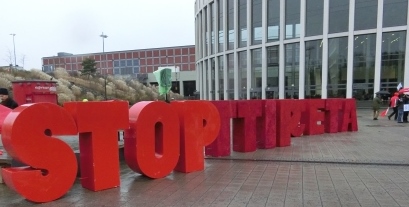 TTIP-Protest-Schriftzug vor SPD-Parteitag- Foto © Gerhard Hofmann, Agentur Zukunft